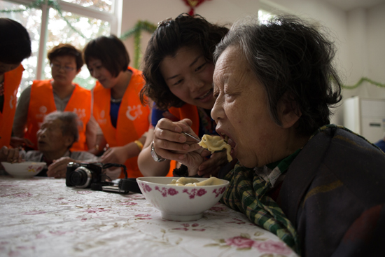 喂老人吃饺子